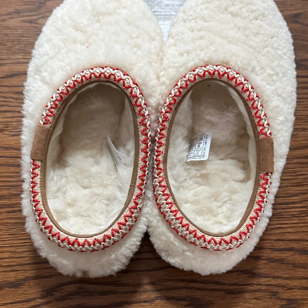 Ugg women’s Cozy Cream Slippers - Picture 4 of 5